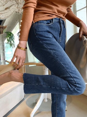 7537 Raw Cut Hem Fleece-Lined Jeans