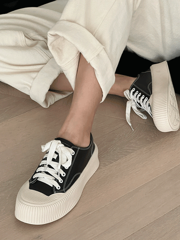 7074 Lace-Up Leather Sneakers