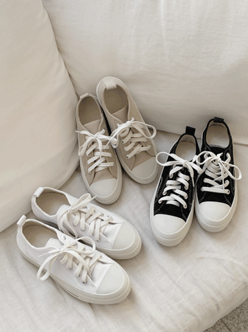 7067 Lace-Up Canvas Sneakers