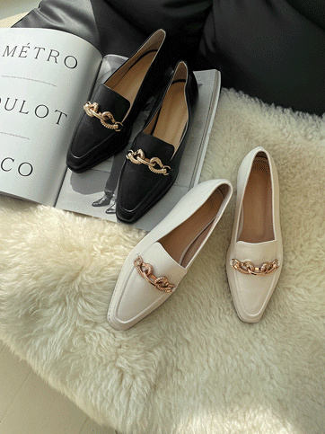 8729 Chain Accent Faux Leather Loafers