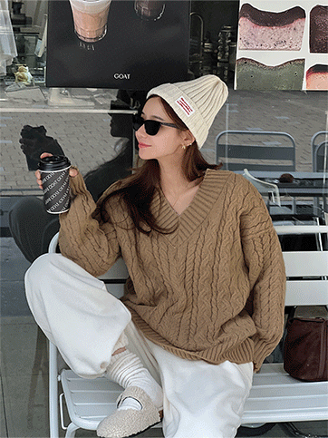 모부크 브이넥꽈배기니트