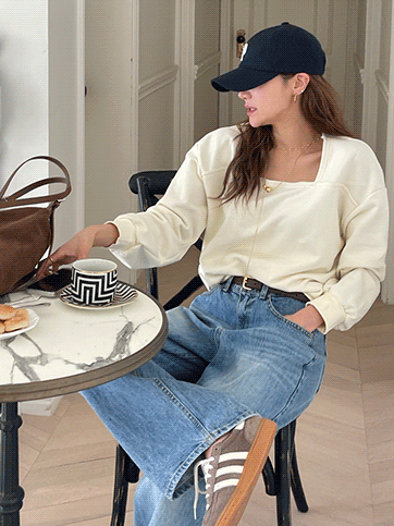 바유크 스퀘어넥맨투맨