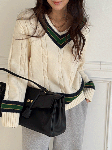 모지하 브이넥꽈배기니트