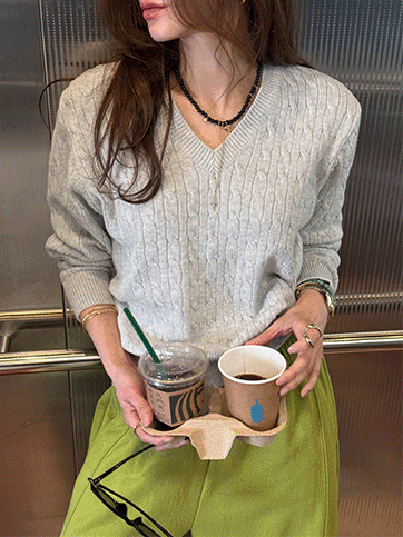 서멜코 브이넥꽈배기니트